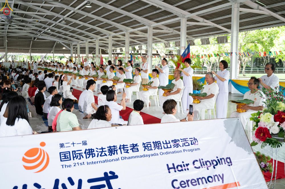 ภาพ No.338274:วันอาทิตย์ที่ 5 กรกฎาคม พศ.2569 พิธีตัดปอยผมธรรมทายาทนานาชาติ IDOP รุ่นที่ 21 จากประเทศจีน มาเลเซีย สิงคโปร์ และไต้หวัน ณ โถงช้าง วัดพระธรรมกาย