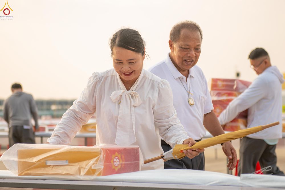 ภาพ No.322569:วันที่ 17 เมษายน พ.ศ.2569 การเรียงกล่องไทยธรรม เรียงน้ำดื่ม เรียงร่ม ณ ลานธรรมพระมหาธรรมกายเจดีย์ เพื่องานถวายมหาสังฆทาน 40,000 กว่าวัดทั่วประเทศ วันคุ้มครองโลก 22 เมษายน พ.ศ.2569 วัดพระธรรมกาย