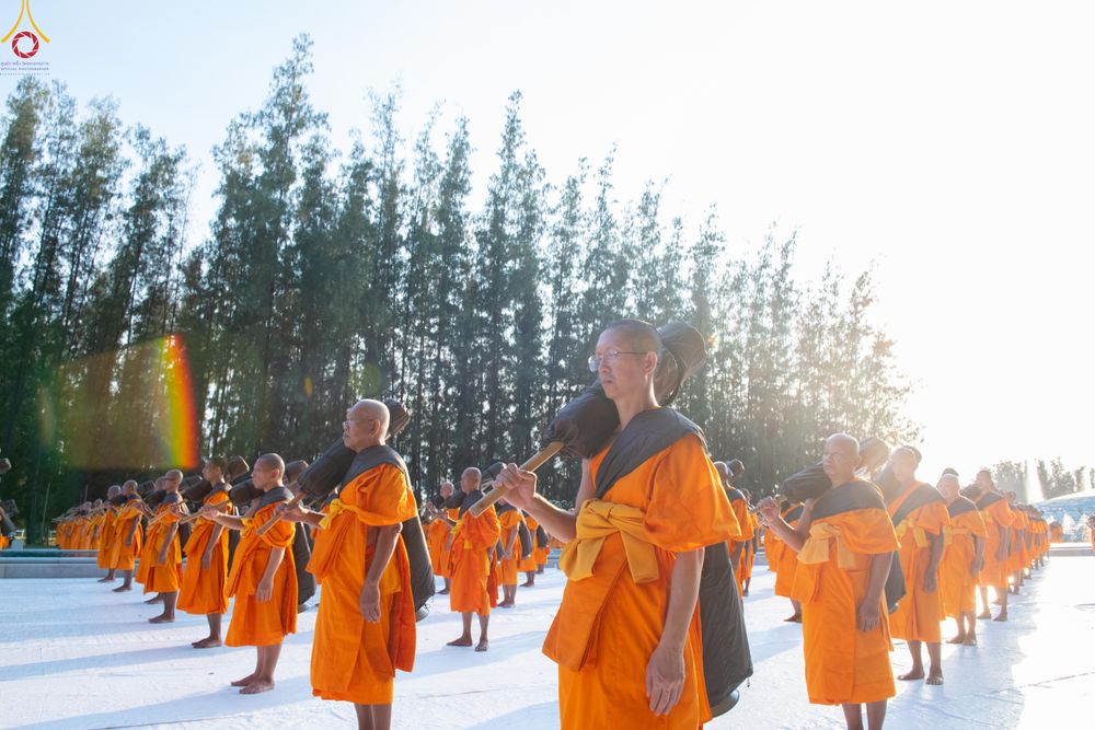 ภาพ No.281646:วันที่ 24 ธันวาคม พ.ศ.2568 พระธรรมยาตรา ปฏิบัติธรรม และถ่ายภาพหมู่ประวัติศาสตร์ ณ ลานหน้ามหาวิหารพระมงคลเทพมุนีฯ วัดพระธรรมกาย