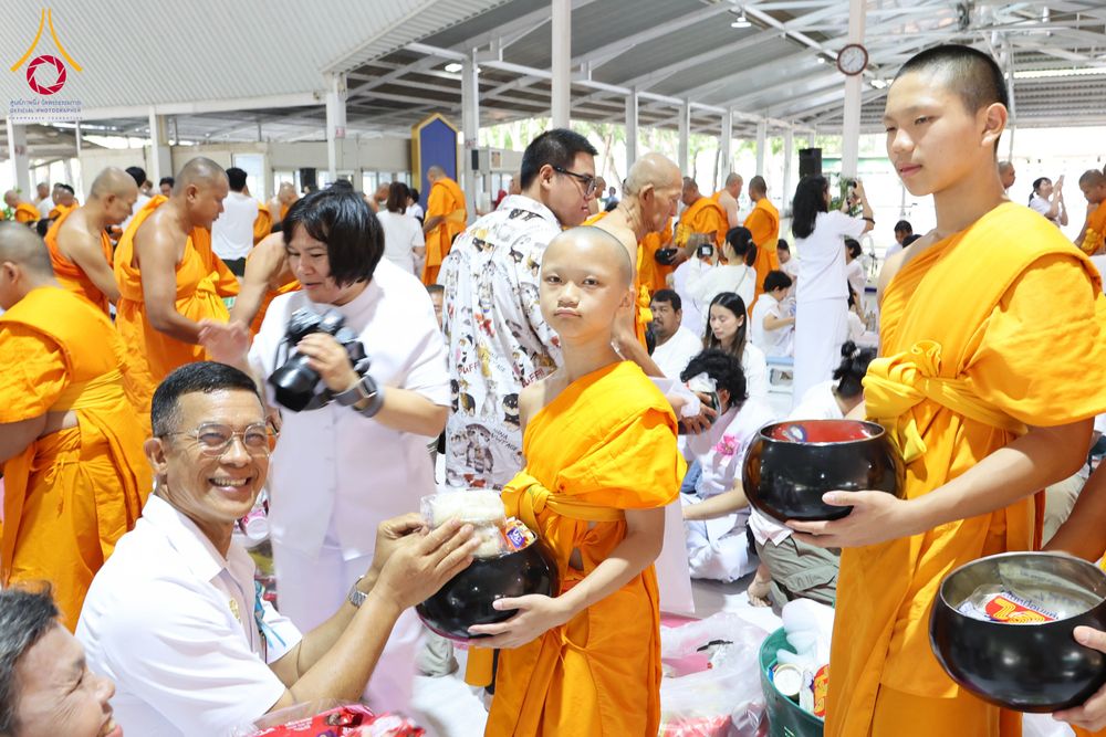 ภาพ No.322932:วันอาทิตย์ที่ 19 เมษายน พ.ศ. 2569 ตักบาตรฉลองพระใหม่ โครงการบรรพชาและอุปสมบทหมู่ รุ่นบูชาธรรม 82 ปี หลวงพ่อธัมมชโย ณ อาคารโถงช้าง สำนักงานใหญ่