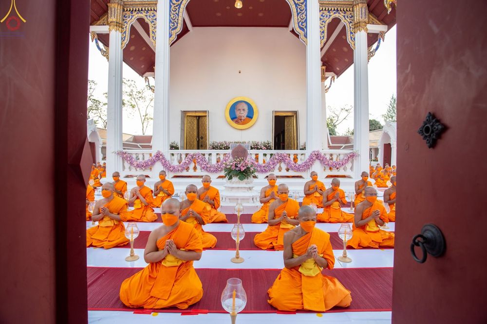 ภาพ No.73388:พิธีจุดประทีปถวายเป็นพุทธบูชา และบูชาธรรมมหาปูชนียาจารย์ ในโครงการธรรมยาตรากตัญญูบูชา มหาปูชนียาจารย์ พระมงคลเทพมุนี(สด จนฺทสโร) พระผู้ปราบมาร ปีที่ 11 ณ อนุสรณ์สถานลำดับที่ 4 สถานที่เกิดด้วยกายธรรม วัดโบสถ์ (บน) บางคูเวียง อ.บางกรวย จ.นนทบุรี วันที่ 21 