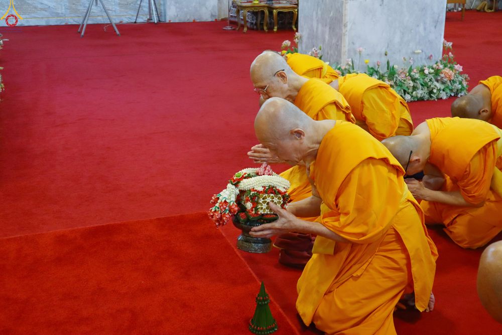 ภาพ No.286261:วันที่ 12 กรกฎาคม พศ.2568 (แรม 2 ค่ำ เดือน 8) พระภิกษุวัดพระธรรมกาย ทำวัตรพระผู้ใหญ่ เนื่องในวันเข้าพรรษา