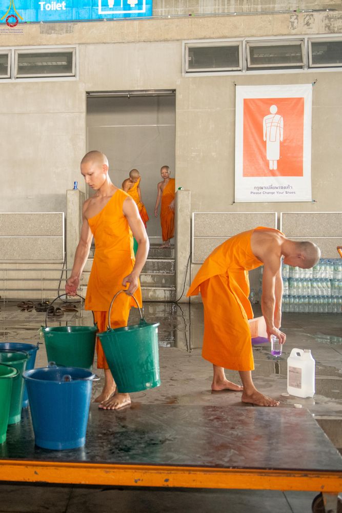 ภาพ No.322379:วันที่ 16 เมษายน พ.ศ.2569 การจัดเตรียมเบาะรองนอน เช็ดทำความสะอาด  เพื่องานถวายมหาสังฆทาน 40,000 กว่าวัดทั่วประเทศ วันคุ้มครองโลก 22 เมษายน พ.ศ.2569 วัดพระธรรมกาย