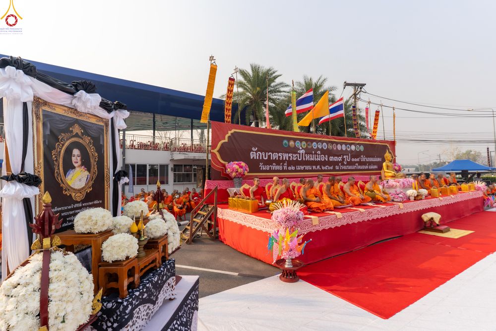 ภาพ No.321043:วันอาทิตย์ที่ ๑๒ เมษายน พ.ศ ๒๕๖๙ พิธีตักบาตรปี๋ใหม่เมืองพระภิกษุสงฆ์ ๓๓๙ รูป  อุทิศถวายพระราชกุศลสมเด็จพระนางสิริกิติ์  พระบรมราชินีนาถ พระบรมราชชนนีพันปีหลวง และฉลองเมืองแม่แตงครบรอบ ๑๑๙ ปี ณ ลานโรงแรมแอร์ไดมอนด์ อำเภอแม่แตง จังหวัดเชียงใหม่