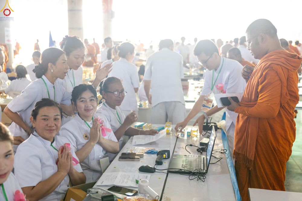 ภาพ No.323518:วันที่ 22 เมษายน พ.ศ.2569(วันคุ้มครองโลก) งานถวายมหาสังฆทาน 40,000 กว่าวัดทั่วประเทศ การเดินทางเข้าวัด , การต้อนรับปฏิสันถารพระสังฆาธิการ  ,  การจัดเตรียมภัตตาหาร , การลงทะเบียน