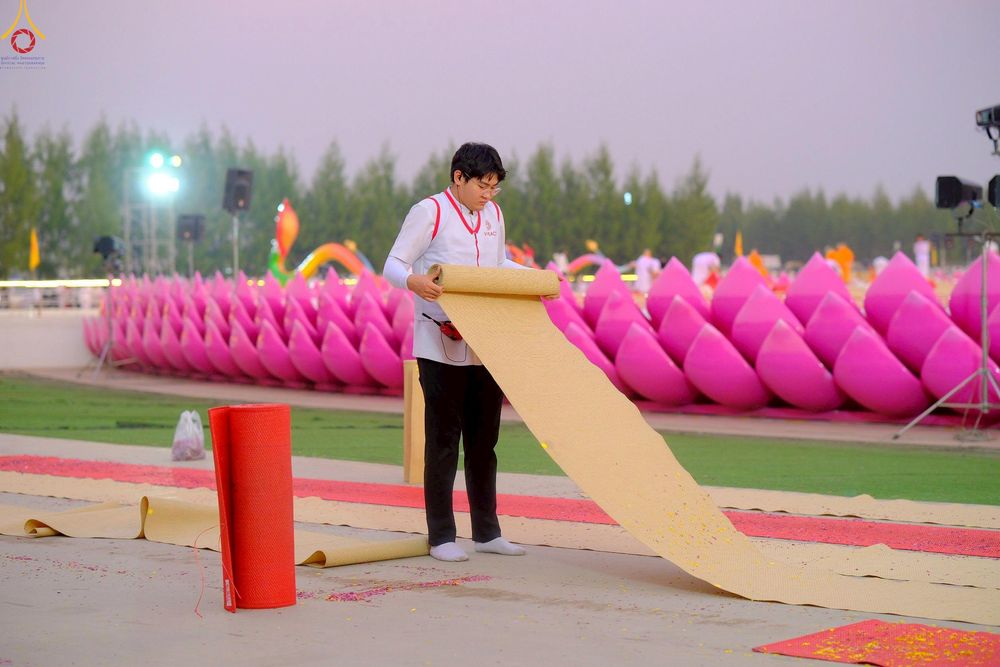 ภาพ No.306642:ภาพเบื้องหลังอาสาสมัครรวมใจ ชุดที่ 5 ในโครงการธรรมยาตรา กตัญญูบูชา มหาปูชนียาจารย์ พระมงคลเทพมุนี(สด จนฺทสโร) พระผู้ปราบมาร อนุสรณ์สถาน 7 แห่ง ปีที่ 14