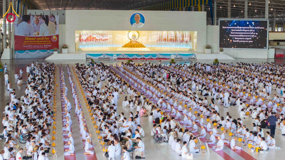 ภาพ No.319456:วันเสาร์ที่ 4 เมษายน พ.ศ.2569 พิธีขอขมา มอบผ้าไตร และถวายบาตรแด่นาคธรรมทายาท ในโครงการบรรพชาสามเณรฟื้นฟูพระพุทธศาสนาทั่วไทย โครงการหน่อแก้วเปรียญธรรม รุ่นที่ 14 โครงการสามเณรยุวธรรมทายาท รุ่นที่ 34 โครงการสามเณรมัชฌิมธรรมทายาท รุ่นที่ 30 ณ สภาธรรมกายสากล