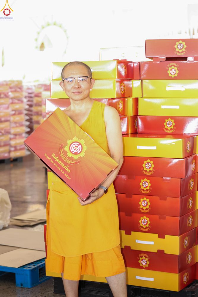 ภาพ No.321185:วันที่ 10-11 เมษายน พ.ศ.2569 การเตรียมกล่องไทยธรรม และการติดผ้ารับประเคน เพื่องานถวายมหาสังฆทาน 40,000 กว่าวัดทั่วประเทศ วันคุ้มครองโลก 22 เมษายน พ.ศ.2569 วัดพระธรรมกาย