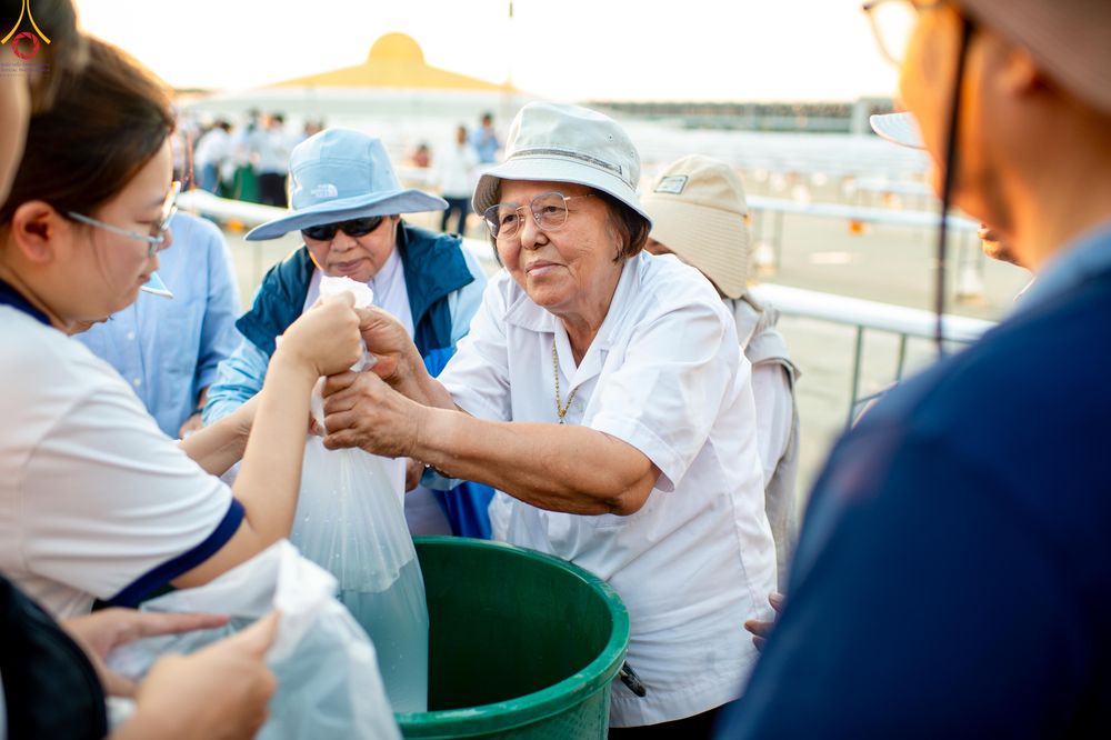 ภาพ No.320434:วันที่ 9 เมษายน พ.ศ.2569 การเตรียมงาน มัดถุงน้ำ ถ่วงขาโต๊ะไทยธรรม เพื่องานถวายมหาสังฆทาน 40,000 กว่าวัดทั่วประเทศ วันคุ้มครองโลก 22 เมษายน พ.ศ.2569 วัดพระธรรมกาย