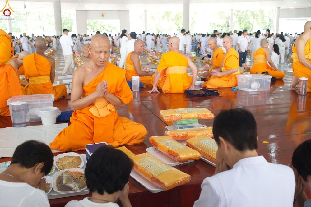 ภาพ No.348288:วันที่ 10 กันยายน พ.ศ.2569 พิธีสวดพระพุทธมนต์ และถวายภัตตาหารเป็นสังฆทาน เนื่องในวันครบ 26 ปี วันคล้ายละสังขาร คุณยายอาจารย์มหารัตนอุบาสิกาจันทร์ ขนนกยูง ณ หอฉันคุณยายอาจารย์ฯ วัดพระธรรมกาย