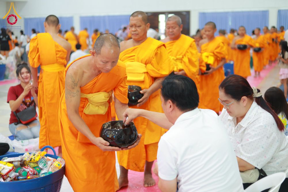 ภาพ No.321880:วันที่ 12 เมษายน พ.ศ.2569 ตักบาตรสงกรานต์ฉลองสามเณรใหม่  ณ ศูนย์ปฏิบัติธรรมระยอง(บ้านช่องลม)