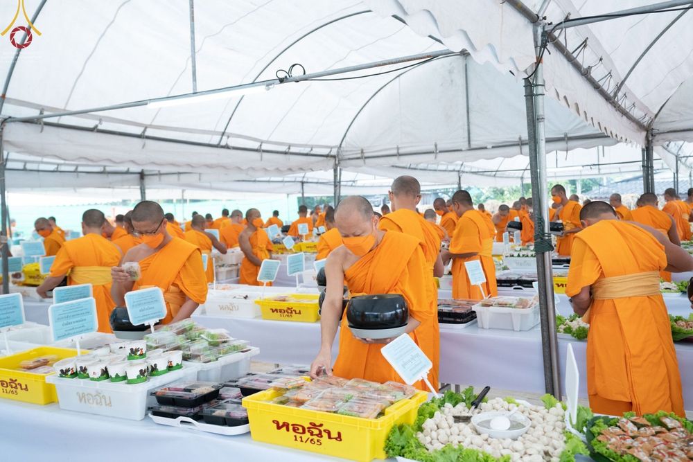 ภาพ No.71082:พิธีถวายภัตตาหารเป็นสังฆทาน แด่คณะพระธรรมยาตราฯ ในโครงการธรรมยาตราฯ ปีที่ 11 ณ อนุสรณ์สถานคลองบางนางแท่น อ.สามพราน จ.นครปฐม วันที่ 13 มกราคม พ.ศ. 2566