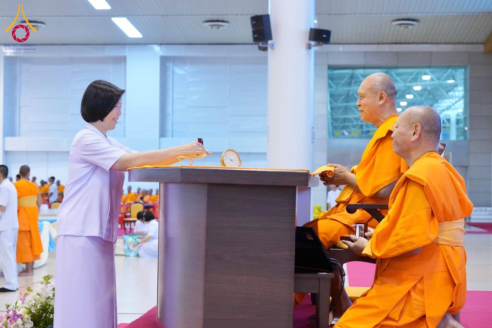 ภาพ No.338068:วันอาทิตย์ต้นเดือน 5 กรกฎาคม พ.ศ.2569 สัมมนาพิเศษ พิธีมอบพระของขวัญ ณ ห้องแก้วสารพัด1 วัดพระธรรมกาย
