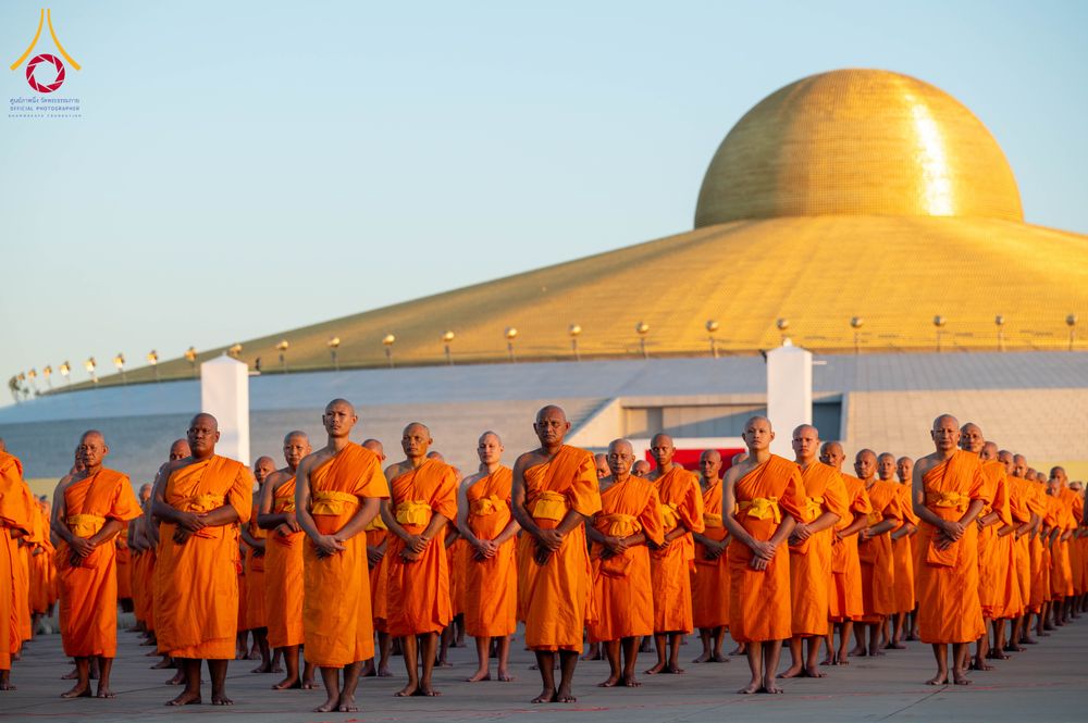 ภาพ No.285227:วันจันทร์ที่ 15 ธันวาคม พ.ศ.2568  บันทึกภาพหมู่ประวัติศาสตร์ โครงการบรรพชาอุปสมบทหมู่  รุ่นบูชาธรรมมหาปูชนียาจารย์ ประจำปี 2568 ณ ลานธรรมมหาธรรมกายเจดีย์ วัดพระธรรมกาย