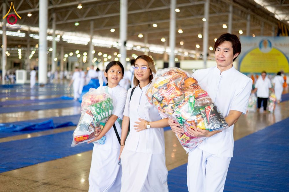 ภาพ No.256880:วันที่ 5 ตุลาคม พ.ศ. 2568 พิธีตักบาตร ข้าวสารอาหารแห้ง ณ บ้านแก้วเรือนทองคุณยายฯ สภาธรรมกายสากล วัดพระธรรมกาย