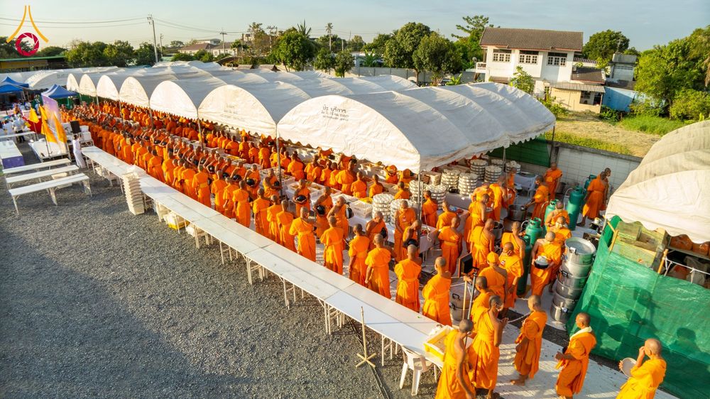 ภาพ No.195989:พิธีถวายภัตตาหารเป็นสังฆทาน แด่พระธรรมยาตรา ณ วัดโบสถ์(บน) ตำบลบางคูเวียง อำเภอบางกรวย จังหวัดนนทบุรี ในโครงการธรรมยาตรา กตัญญูบูชา มหาปูชนียาจารย์ พระมงคลเทพมุนี(สด จนฺทสโร) พระผู้ปราบมาร อนุสรณ์สถาน 7 แห่ง ปีที่ 13 วันที่ 16 มกราคม พ.ศ. 2568