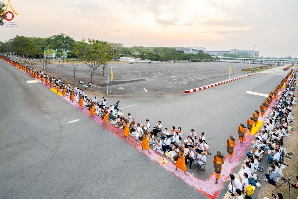 ภาพ No.120423:พิธีต้อนรับพระธรรมยาตรา ในโครงการธรรมยาตรา กตัญญูบูชา มหาปูชนียาจารย์ พระมงคลเทพมุนี(สด จนฺทสโร) พระผู้ปราบมาร อนุสรณ์สถาน 7 แห่ง ปีที่ 12 วันที่ 28 มกราคม พ.ศ. 2567 ณ วัดพระธรรมกาย จ.ปทุมธานี (ชุดที่ 2)