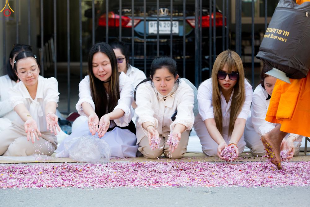 ภาพ No.295091:วันที่ 14 มกราคม พ.ศ. 2569 พิธีต้อนรับพระธรรมยาตรา อนุสรณ์สถานลำดับที่ 4  สถานที่เกิดด้วยกายธรรม ณ วัดโบสถ์บน ต.บางคูเวียง จ.นนทบุรี ในโครงการธรรมยาตรา กตัญญูบูชา มหาปูชนียาจารย์ พระมงคลเทพมุนี(สด จนฺทสโร) พระผู้ปราบมาร อนุสรณ์สถาน 7 แห่ง ปีที่ 14