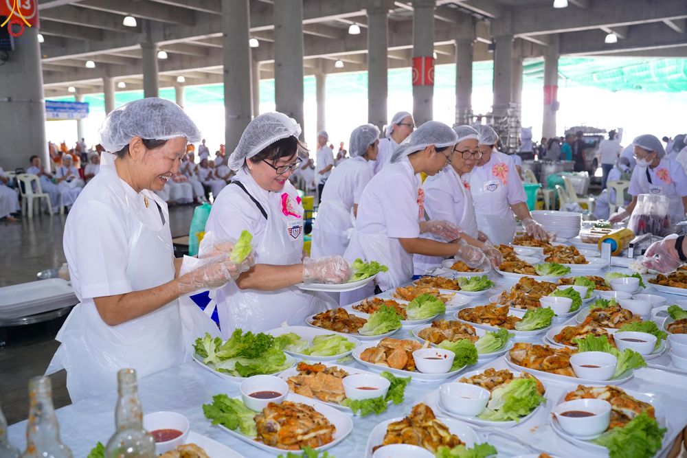 ภาพ No.325763:วันที่ 22 เมษายน พ.ศ.2569(วันคุ้มครองโลก) งานถวายมหาสังฆทาน 40,000 กว่าวัดทั่วประเทศ เจ้าหน้าที่ สาธุชน ร่วมใจจัดเตรียมภัตตาหารเพล (ชุด 2)