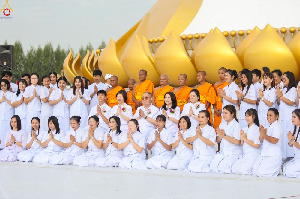 ภาพ No.302760:วันที่ 24 มกราคม พ.ศ. 2569 พิธีตักบาตรพระธรรมยาตรา(ภาพชุดที่ 2) ณ อนุสรณ์สถานลำดับที่ 5 สถานที่เผยแผ่วิชชาธรรมกายครั้งแรก อนุสรณ์สถานบางปลา วัดบางปลา อำเภอบางเลน จังหวัดนครปฐม ในโครงการธรรมยาตรา กตัญญูบูชา มหาปูชนียาจารย์ พระมงคลเทพมุนี(สด จนฺทสโร) พระผู