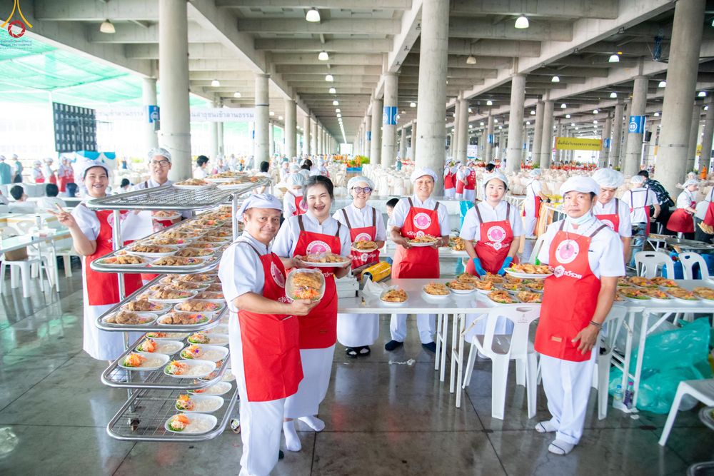 ภาพ No.325764:วันที่ 22 เมษายน พ.ศ.2569(วันคุ้มครองโลก) งานถวายมหาสังฆทาน 40,000 กว่าวัดทั่วประเทศ เจ้าหน้าที่ สาธุชน ร่วมใจจัดเตรียมภัตตาหารเพล (ชุด 2)