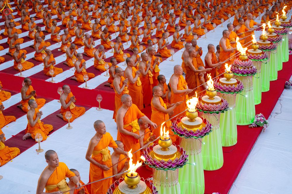 ภาพ No.290127:วันที่ 6 มกราคม พ.ศ. 2569 พิธีจุดประทีปถวายเป็นพุทธบูชา และบูชาธรรมมหาปูชนียาจารย์ (ภาพชุดที่ 2) ณ อนุสรณ์สถานมหาวิหารพระมงคลเทพมุนี (โลตัสแลนด์) อ.สองพี่น้อง จ.สุพรรณบุรี ในโครงการธรรมยาตรา กตัญญูบูชา มหาปูชนียาจารย์ พระมงคลเทพมุนี(สด จนฺทสโร) พระผู้ปรา