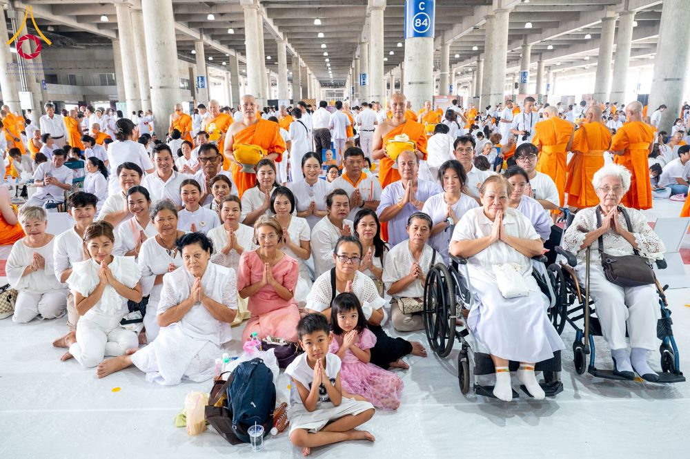 ภาพ No.62594:พิธีถวายบาตรเเละไทยธรรม ในโครงการอุปสมบทหมู่ บูชาธรรมหลวงพ่อธัมมชโย พ.ศ.2567 ณ ลานธรรม พระมหาธรรมกายเจดีย์ วันที่ 13 เมษายน พ.ศ.2567