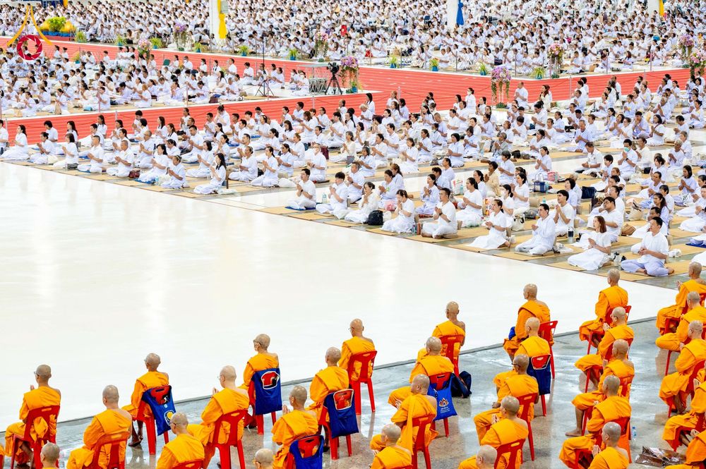 ภาพ No.264335:วันอาทิตย์ที่ 2 พฤศจิกายน พ.ศ. 2568 พิธีบูชาข้าวพระ ณ สภาธรรมกายสากล วัดพระธรรมกาย