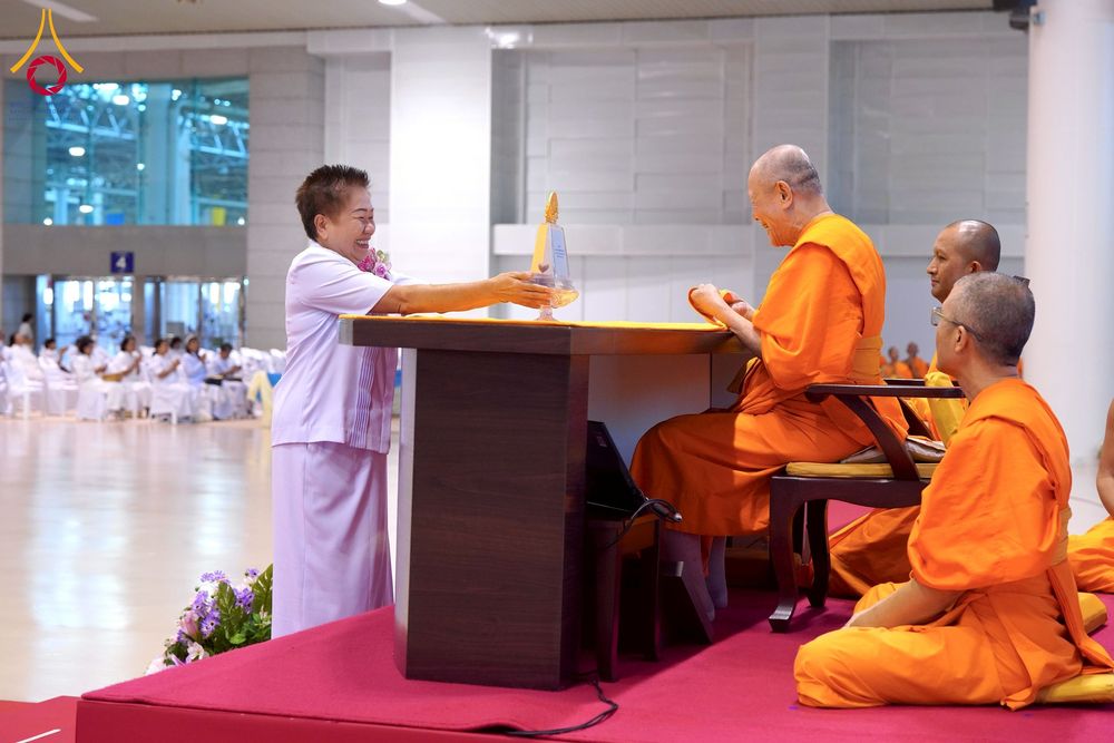 ภาพ No.232187:วันอาทิตย์ที่ 6 กรกฏาคม พ.ศ. 2568 พิธีมอบโล่เกียรติคุณ สวดธัมมจักกัปปวัตตนสูตร และรางวัลโครงการผู้นำแสงสว่างออนไลน์ ณ ห้องแก้วสารพัดนึก1 สภาธรรมกายสากล วัดพระธรรมกาย