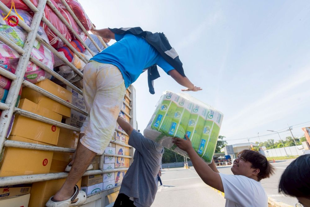 ภาพ No.273711:วันที่ 27 พฤศจิกายน พ.ศ. 2568 คณะศิษยานุศิษย์วัดพระธรรมกาย มูลนิธิธรรมกาย มอบอาหารและสิ่งของความช่วยเหลือให้พี่น้องชาวใต้ ผู้ประสบอุทกภัยน้ำท่วม