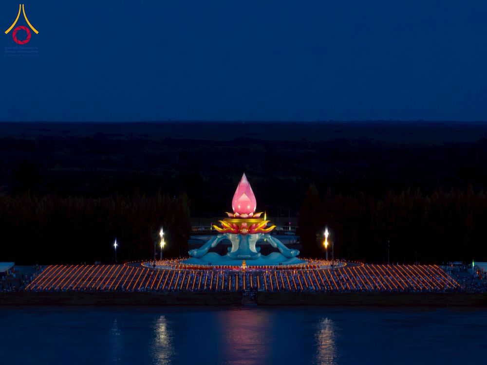 ภาพ No.250484:วันอังคารที่ 7 ตุลาคม พ.ศ. 2568 พิธีจุดประทีปบูชาพระรัตนตรัย ณ ลานธรรมปทุมรัตน์ธรรมเจดีย์ พุทธอุทยานนานาชาติ อ.โพนพิสัย จ.หนองคาย