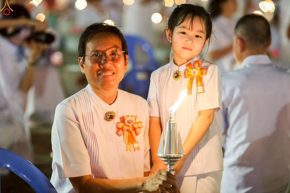 ภาพ No.253669:วันที่ 10 ตุลาคม พ.ศ. 2568 พิธีจุดประทีปบูชาพระผู้ปราบมาร, พิธีจุดประทีปบนพระมหาธรรมกายเจดีย์  20,000 ดวง เนื่องในวันคล้ายวันเกิดครบรอบ 141 ปี พระมงคลเทพมุนี (สด จนฺทสโร)