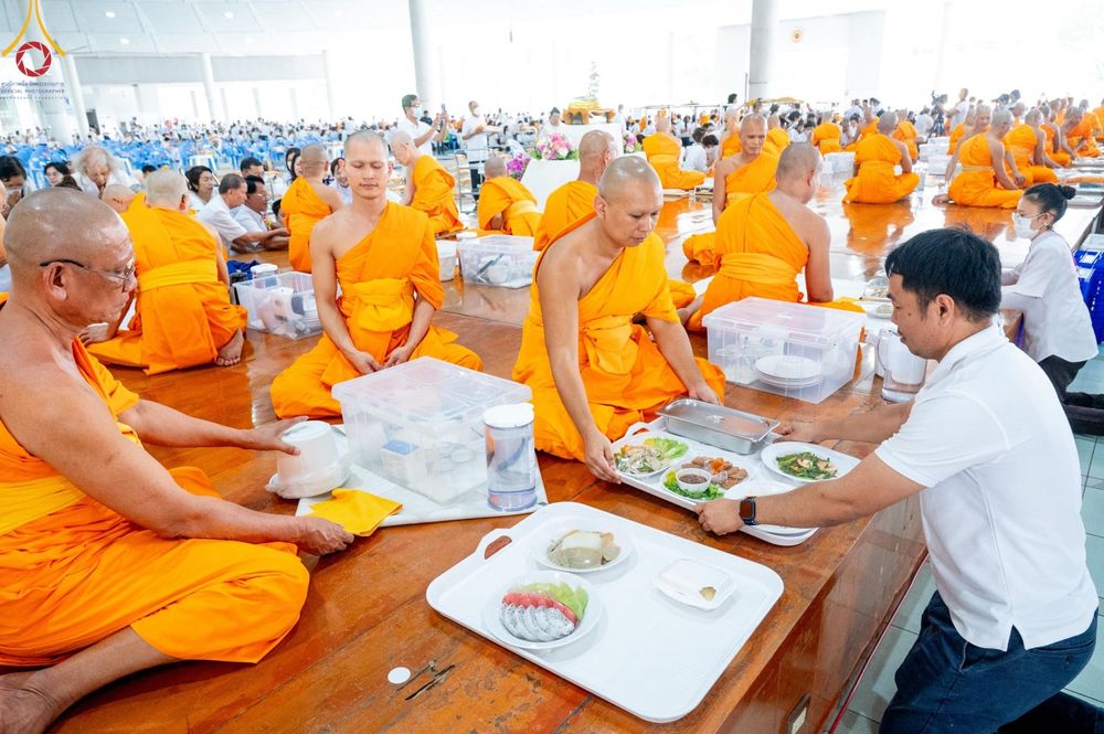 ภาพ No.143110:พิธีบุพเปตพลี ครั้งที่ 153 ร่วมอุทิศบุญแด่หมู่ญาติที่ล่วงลับไปแล้ว และสืบทอดอายุพระพุทธศาสนา ในวันศุกร์ที่ 5 กรกฏาคม พ.ศ.2567 (วันพระแรม 14 ค่ำ เดือน 7) ณ หอฉันคุณยายอาจารย์ฯ วัดพระธรรมกาย