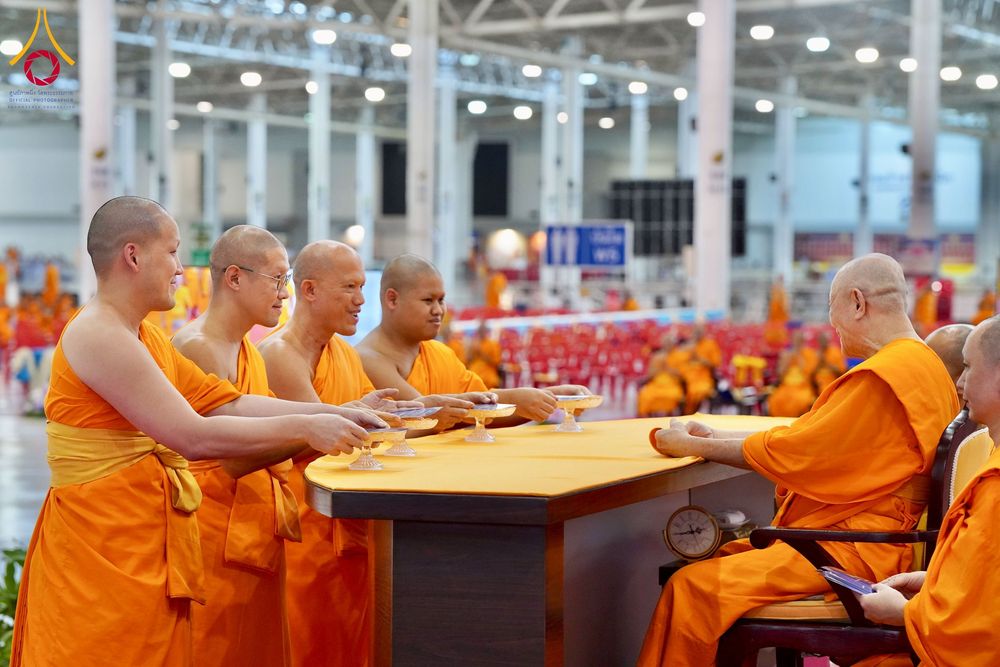 ภาพ No.237475:วันอาทิตย์ที่ 10 สิงหาคม พ.ศ.2568 พิธีมอบใบประกาศเกียรติคุณ โครงการสอบบาลี "ฉลองแชมป์" บูชาธรรม 80 ปี หลวงพ่อธัมมชโย ประจำปี 2568 และ พิธีมอบดวงแก้วสามเณรทรงบาลีไวยากรณ์ ณ สภาธรรมกายสากล วัดพระธรรมกาย ปทุมธานี