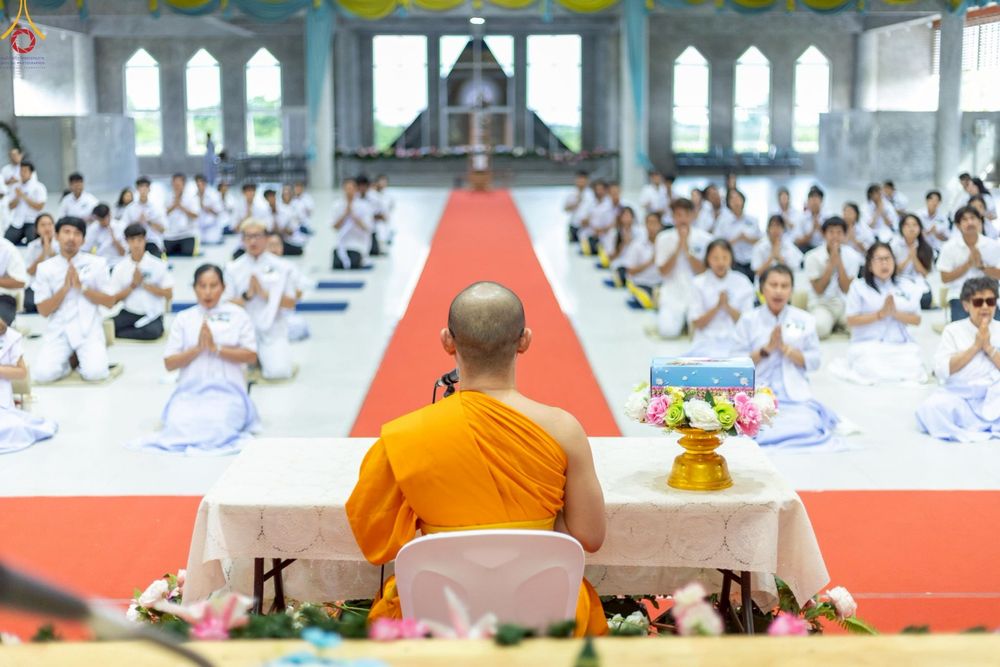 ภาพ No.249108:วันที่ 26-28 กันยายน พ.ศ. 2568 โครงการอบรม อุบาสกแก้ว อุบาสิกาแก้ว รุ่นที่ 3  ณ ศูนย์ปฏิบัติธรรมสมุทรปราการ ได้รับความเมตตาจากคณะสงฆ์ในพื้นที่  รวมถึงผู้บริหารสถานศึกษา ที่นำนักเรียนระดับมัธยมปลาย  มารับฟังข้อมูลเพื่อที่จะเป็นกำลังสำคัญ ในการเข้าร่วมขบวน