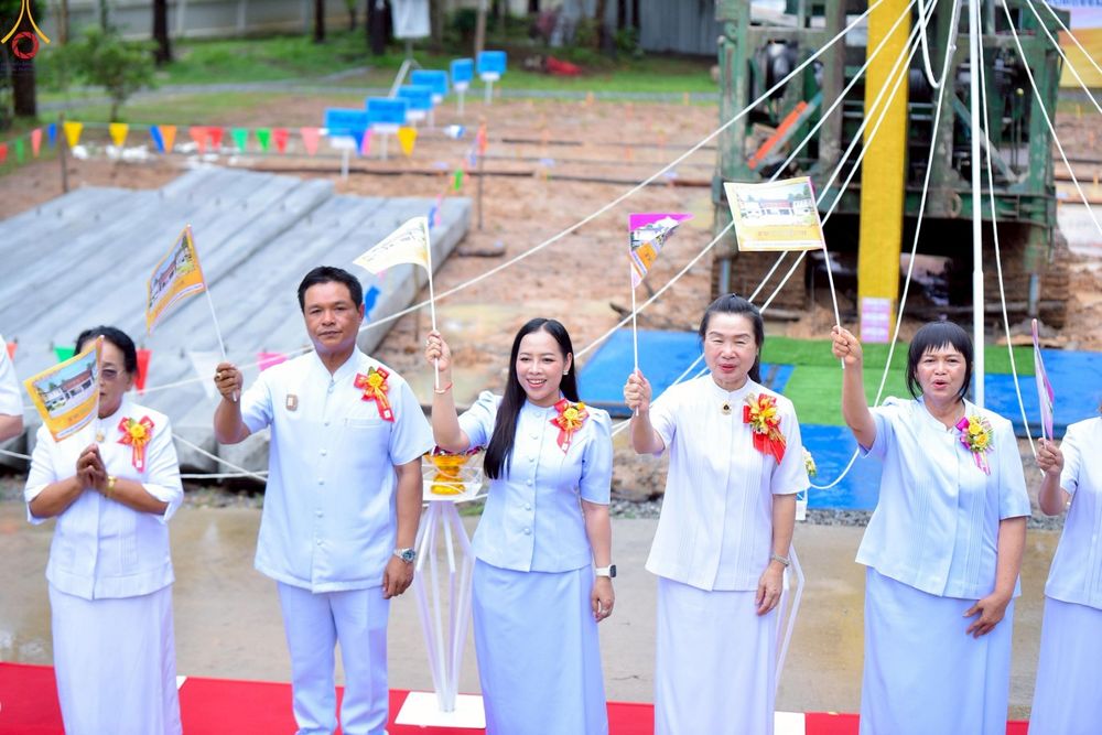 ภาพ No.249982:วันอังคารที่ 30 กันยายน พ.ศ. 2568 พิธีตอกเสามงคลต้นแรกอาคารเศรษฐีถาวร ที่พักผู้มาปฏิบัติธรรม ณ ศูนย์ปฏิบัติธรรมจันทบุรี