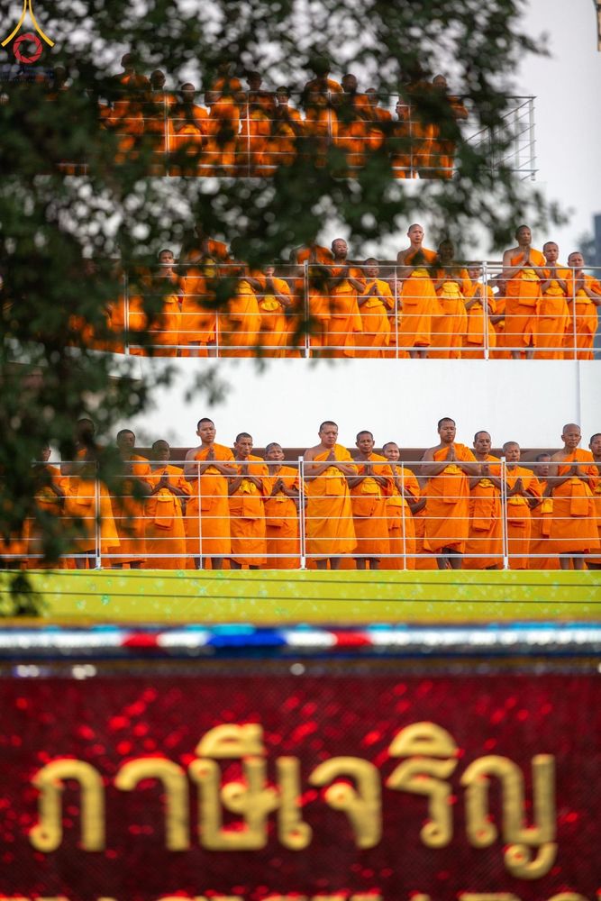 ภาพ No.201336:พระธรรมยาตราปฏิบัติธรรม และถ่ายภาพหมู่ประวัติศาสตร์ ณ อาคารธรรมยาตรา กตัญญูบูชามหาปูชนียาจารย์  ตรงข้ามวัดปากน้ำภาษีเจริญ จ.กรุงเทพมหานคร ในโครงการธรรมยาตรา กตัญญูบูชา มหาปูชนียาจารย์ พระมงคลเทพมุนี(สด จนฺทสโร) พระผู้ปราบมาร อนุสรณ์สถาน 7 แห่ง ปีที่ 13