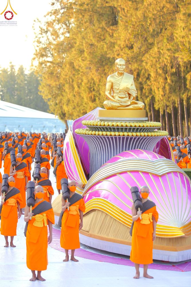 ภาพ No.104427:พระธรรมยาตราร่วมปฏิบัติธรรม และถ่ายภาพหมู่ประวัติศาสตร์ หน้ามหาวิหารพระมงคลเทพมุนี วันที่ 27 ธันวาคม พ.ศ. 2566
