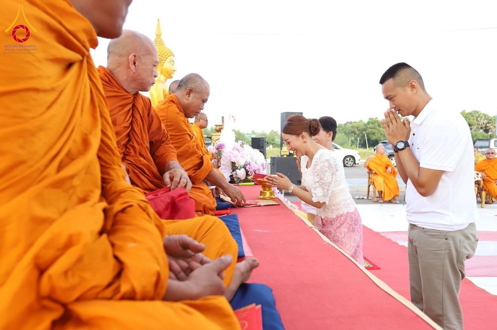 ประชาชนกำลังถวายปัจจัยแด่พระสงฆ์ในพิธีตักบาตร