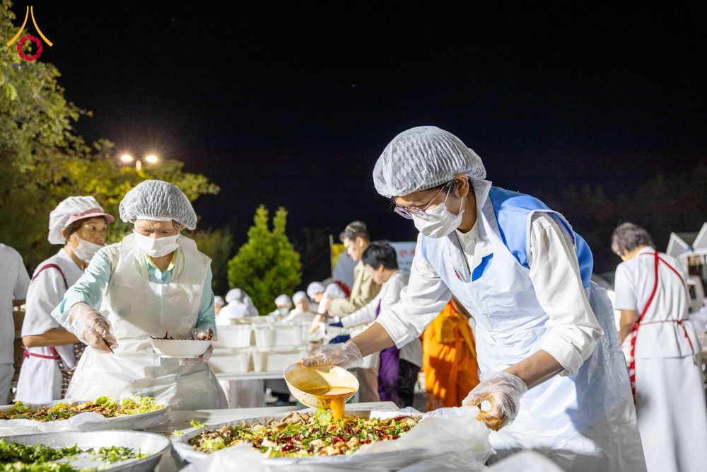 ภาพ No.289499:วันที่ 7 มกราคม พ.ศ. 2569 พิธีถวายภัตตาหารเป็นสังฆทาน แด่พระธรรมยาตรา ในโครงการธรรมยาตรา กตัญญูบูชา มหาปูชนียาจารย์ พระมงคลเทพมุนี(สด จนฺทสโร) พระผู้ปราบมาร อนุสรณ์สถาน 7 แห่ง ปีที่ 14 ณ อนุสรณ์สถานมหาวิหารพระมงคลเทพมุนี (โลตัสแลนด์) อ.สองพี่น้อง จ.สุพรร