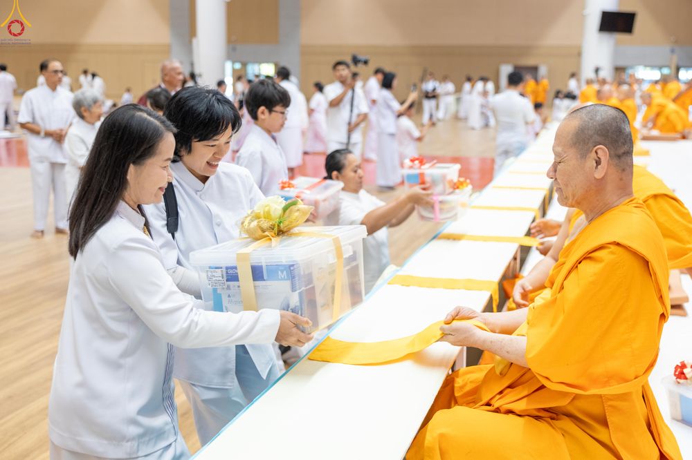 ภาพ No.280604:วันที่ 28 ธันวาคม พ.ศ.2568 พิธีถวายอุปกรณ์ทำความสะอาด ณ ห้องแก้วสารพัดนึก วัดพระธรรมกาย