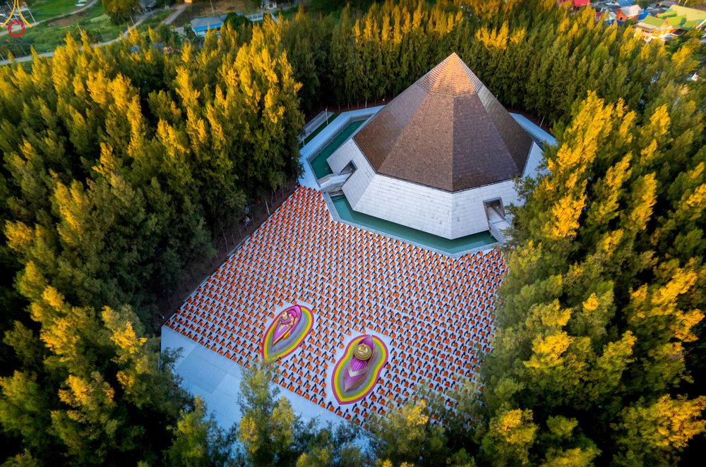 ภาพ No.288447:วันที่ 4 มกราคม พ.ศ. 2569 พระธรรมยาตราปฏิบัติธรรม และถ่ายภาพหมู่ประวัติศาสตร์ ในโครงการธรรมยาตรา กตัญญูบูชา มหาปูชนียาจารย์ พระมงคลเทพมุนี(สด จนฺทสโร) พระผู้ปราบมาร อนุสรณ์สถาน 7 แห่ง ปีที่ 14 ณ อนุสรณ์สถานมหาวิหารพระมงคลเทพมุนี (โลตัสแลนด์) อ.สองพี่น้อง