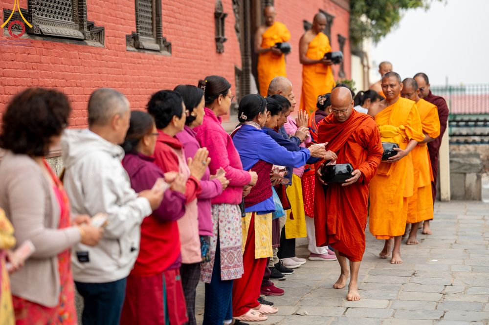 ภาพ No.317210:วันอังคารที่ 31 มีนาคม พ.ศ.2569 จาริกบิณฑบาตแห่งศรัทธา จากวัดอเชศวรสู่สี่แยกปาตันและวัดศรี ประเทศเนปาล