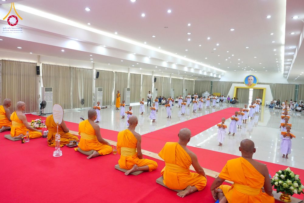 ภาพ No.319891:วันเสาร์ที่ 4 เมษายน พ.ศ.2569 พิธีตัดปอยผมและปลงผม พิธีขอขมาผู้ปกครองและมอบผ้าไตร พิธีบรรพชาและถวายบาตร ณ ศูนย์ปฏิบัติธรรมและศูนย์อบรมเยาวชนเพชรบุรี  ต.ท่าแลง อ.ท่ายาง จ.เพชรบุรี