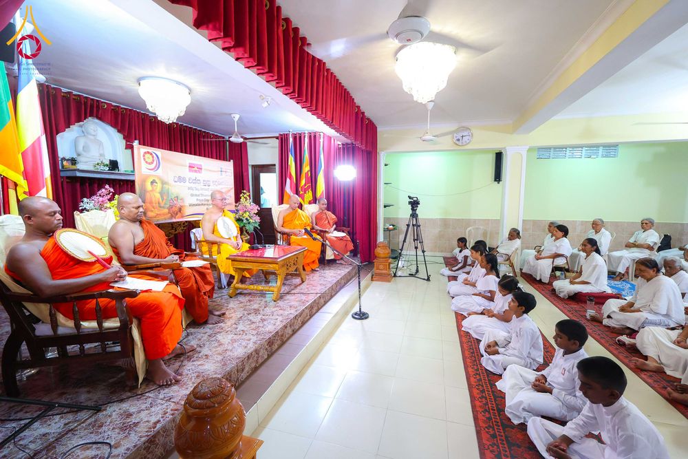 ภาพ No.317852:วันที่ 1 เมษายน พ.ศ. 2569 พิธีสวดธัมมจักกัปปวัตตนสูตรนานาชาติ ในวันพระใหญ่ ขึ้น 15 ค่ำ เดือน 5 (Poya Day)  ณ ศรีธรรมนันทะปิริเวนะ เเละ  วัดวิมลวิหาร นาวละ ประเทศศรีลังกา