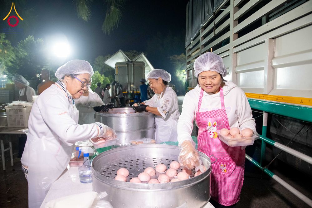 ภาพ No.288164:วันที่ 5 มกราคม พ.ศ. 2569 พิธีถวายภัตตาหารเป็นสังฆทาน แด่พระธรรมยาตรา ในโครงการธรรมยาตรา กตัญญูบูชา มหาปูชนียาจารย์ พระมงคลเทพมุนี(สด จนฺทสโร) พระผู้ปราบมาร อนุสรณ์สถาน 7 แห่ง ปีที่ 14 ณ อนุสรณ์สถานมหาวิหารพระมงคลเทพมุนี (โลตัสแลนด์) อ.สองพี่น้อง จ.สุพรร