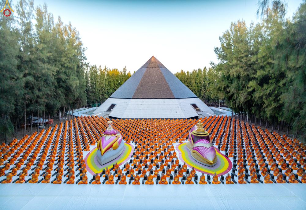 ภาพ No.288424:วันที่ 4 มกราคม พ.ศ. 2569 พระธรรมยาตราปฏิบัติธรรม และถ่ายภาพหมู่ประวัติศาสตร์ ในโครงการธรรมยาตรา กตัญญูบูชา มหาปูชนียาจารย์ พระมงคลเทพมุนี(สด จนฺทสโร) พระผู้ปราบมาร อนุสรณ์สถาน 7 แห่ง ปีที่ 14 ณ อนุสรณ์สถานมหาวิหารพระมงคลเทพมุนี (โลตัสแลนด์) อ.สองพี่น้อง