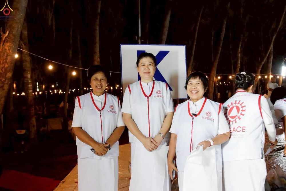 ภาพ No.300667:ภาพเบื้องหลังอาสาสมัครรวมใจ ชุดที่ 3 ในโครงการธรรมยาตรา กตัญญูบูชา มหาปูชนียาจารย์ พระมงคลเทพมุนี(สด จนฺทสโร) พระผู้ปราบมาร อนุสรณ์สถาน 7 แห่ง ปีที่ 14