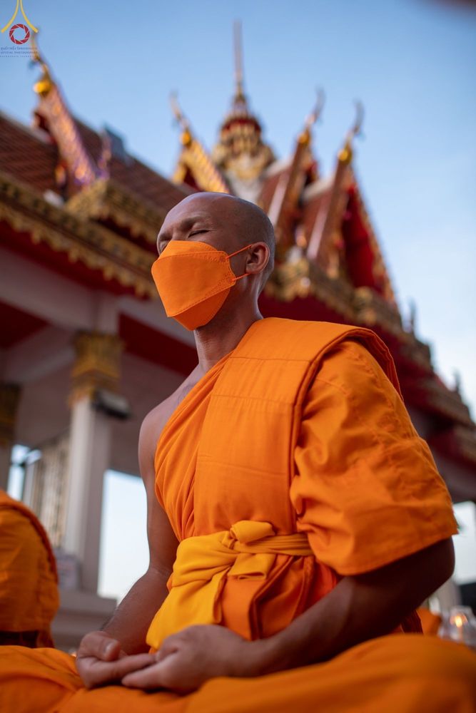ภาพ No.73381:พิธีจุดประทีปถวายเป็นพุทธบูชา และบูชาธรรมมหาปูชนียาจารย์ ในโครงการธรรมยาตรากตัญญูบูชา มหาปูชนียาจารย์ พระมงคลเทพมุนี(สด จนฺทสโร) พระผู้ปราบมาร ปีที่ 11 ณ อนุสรณ์สถานลำดับที่ 4 สถานที่เกิดด้วยกายธรรม วัดโบสถ์ (บน) บางคูเวียง อ.บางกรวย จ.นนทบุรี วันที่ 21 
