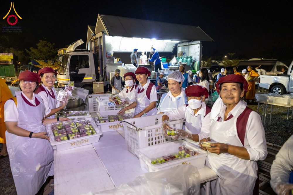 ภาพ No.294740:วันที่ 15 มกราคม พ.ศ. 2569 พิธีถวายภัตตาหารเป็นสังฆทาน แด่พระธรรมยาตรา ณ วัดโบสถ์บน ต.บางคูเวียง จ.นนทบุรี อนุสรณ์สถานลำดับที่ 4 สถานที่เกิดด้วยกายธรรม ในโครงการธรรมยาตรา กตัญญูบูชา มหาปูชนียาจารย์ พระมงคลเทพมุนี(สด จนฺทสโร) พระผู้ปราบมาร อนุสรณ์สถาน 7 แ